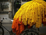 Цветя в рикша чакат за разтоварване на пазара за цветя в Дака, столицата на Бангладеш