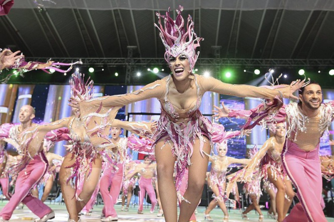 Членовете на групата Los Joroperos танцуват в конкурс на фестивала Santa Cruz de Tenerife 2015, на Канарските острови