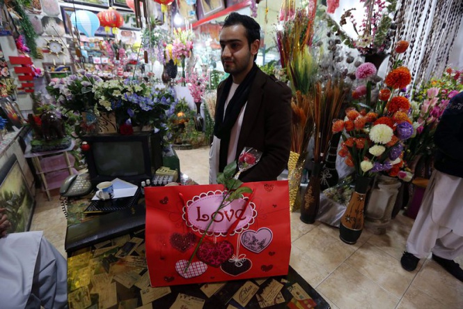 Афганистанец купува подаръци по случай празника на влюбените Свети Валентин, празнуван по цял свят, включително в Херат, Афганистан