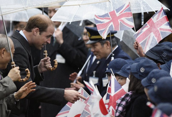Принц Уилям се среща със студенти по време на посещение в Япония