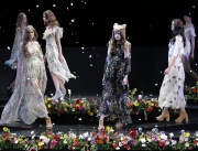 Тайландската дизайнерка Pim Sukhahuta представи колекцията си есен-зима 2015 по време на седмицата на модата в Токио, Япония
