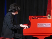 13-годишният русенски пианист Николай Димитров свири на червения роял на сър Елтън Джон на камерната сцена на световноизвестната зала "Роял Албърт Хол" в Лондон