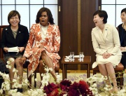 Първата дама на САЩ Мишел Обама се изумява при среща със съпругата на японския премиер Шиндзо Абе, по време на тридневна визита в Япония