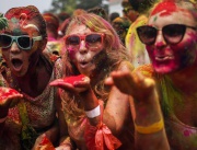 Посетители на "Фестивала на цветовете" в Куала Лумпур, Малайзия, се обсипват с цветен прах в чест на настъпилата пролет