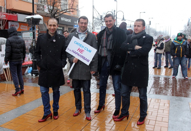 Мъже на токчета в кампанията "Извърви километър в нейните обувки" - за привличане на общественото внимание към насилието над жени