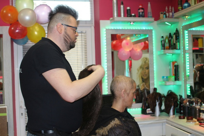 Казанлъшки фризьор зарадва онкоболни жени за 8 март, подарявайки им перуки. Браво, Стенли!