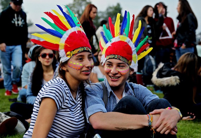 Посетители на музикалния фестивал  Estereo Picnic се забавляват в Богота, Колумбия
