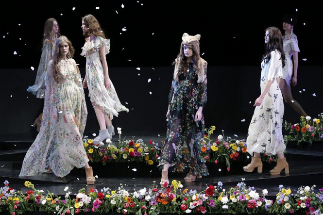 Тайландската дизайнерка Pim Sukhahuta представи колекцията си есен-зима 2015 по време на седмицата на модата в Токио, Япония