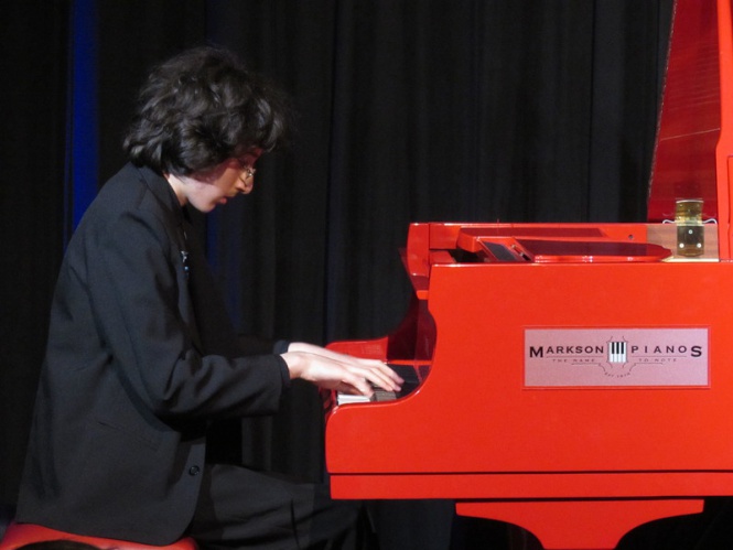 13-годишният русенски пианист Николай Димитров свири на червения роял на сър Елтън Джон на камерната сцена на световноизвестната зала "Роял Албърт Хол" в Лондон