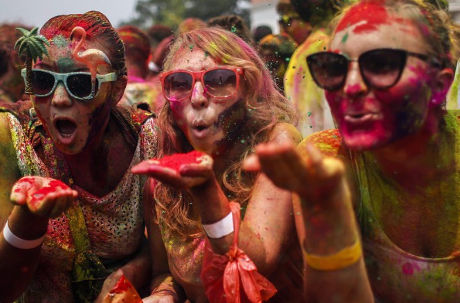 Посетители на "Фестивала на цветовете" в Куала Лумпур, Малайзия, се обсипват с цветен прах в чест на настъпилата пролет
