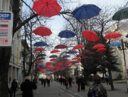 Продължава украсяването с чадъри на ул. "Тодор Александров" в Благоевград
