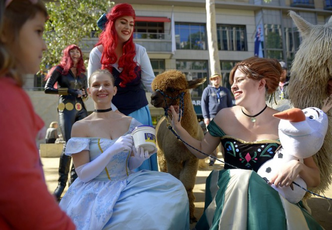 Актриси, преоблечени като принцеси от приказките, позират за 25-та годишнина на австралийската Алпака в Мелбърн