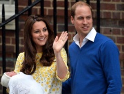 Херцогинята на Кеймбридж Кейт и принц Уилям се появиха пред болницата с новородената си дъщеря, за да бъдат снимани от събралите се стотици журналисти
