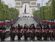 Парад на френската гвардия по Шанз-Елизе в чест на 70-годишнината от победата над нацизма