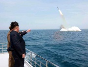 Севернокорейският лидер Ким Чен Ун наблюдава изстрелването на балистична ракета