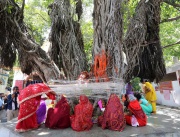 Индийки по време на фестивал се молят за здравето на съпрузите си