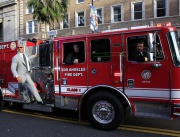 Дуейн Джонсън, известен повече като Скалата, пристига с пожарна за премиерата на  най-новия си филм "Сан Андреас"
