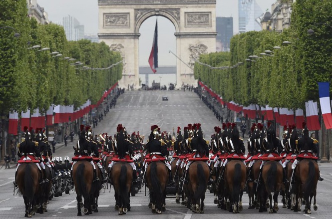 Парад на френската гвардия по Шанз-Елизе в чест на 70-годишнината от победата над нацизма