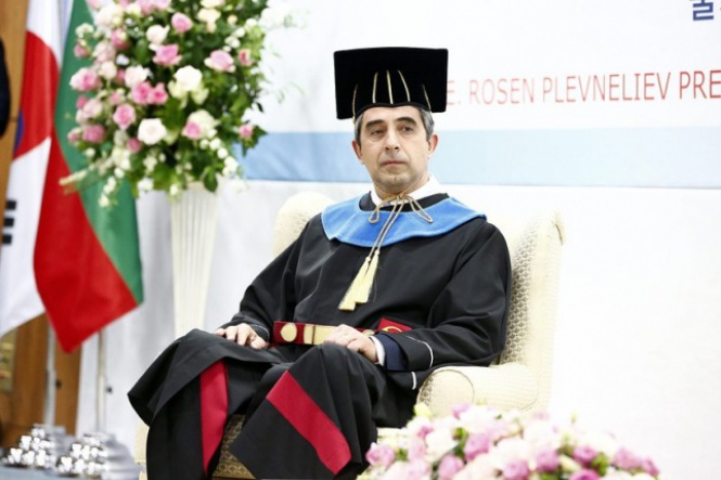 Президентът Росен Плевнелиев бе удостоен с почетно звание "Доктор хонорис кауза“ на церемония в университета "Сункюнкуан" в Сеул, Южна Корея