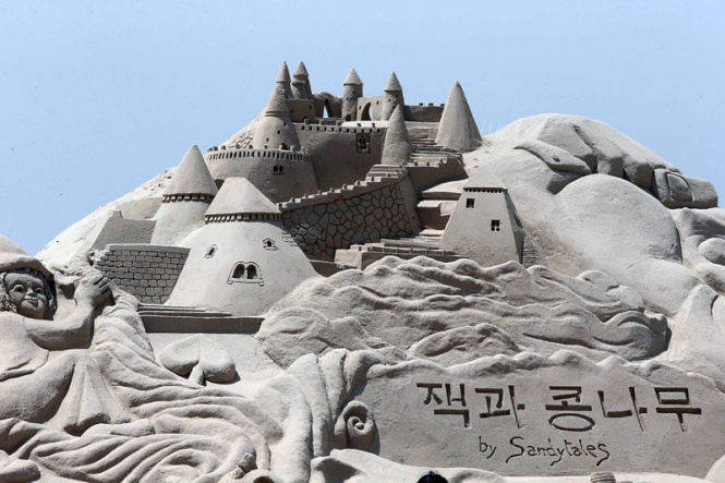 Едно от творенията на Фестивала на пясъчните скулптури в Южна Корея представя приказен замък.