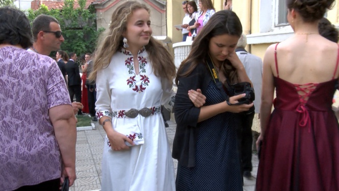 Абитуриентка в Казанлък обра точките с рокля, на която няколко месеца две жени са бродирали шевиците