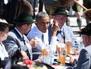 Президентът на САЩ Барак Обама на по бира преди срещата на Г-7