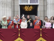Цялото кралско семейство на Великобритания се събра за церемонията по "Посрещане на знамето"