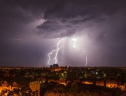 Светкавица раздира небето над град Надканижа, Унгария