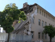 Срути се част от сградата на природо-математическата гимназия в Казанлък, добре, че никой не пострада