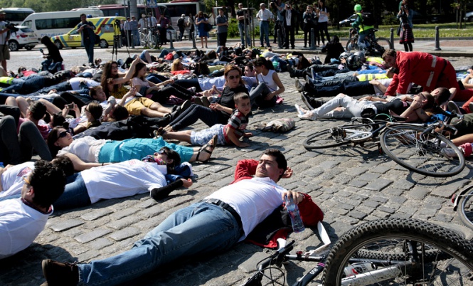 Флашмоб "Да легнем на паважа!" срещу жертвите на пътя пред катедралата "Александър Невски"