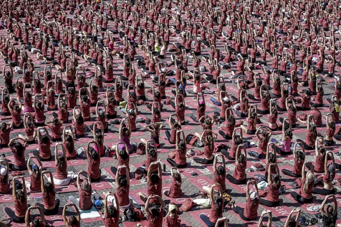 Над 3000 човека практикуват йога на открито в Мадрид
