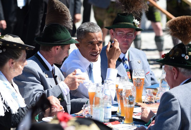 Президентът на САЩ Барак Обама на по бира преди срещата на Г-7