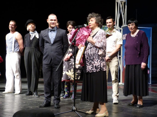 Стоянка Мутафова получи почетна грамота за „Принос в културата и обогатяването на световното театрално изкуство като негов доайен” от международната фондация „Лейди Даяна”, съвместно със Сатиричния театър „Алеко Константинов”