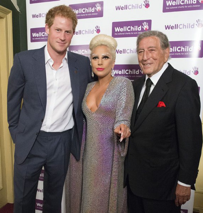 Британският принц Хари позира с певците Лейди Гага и Тони Бенет на благотворителен концерт за болни деца