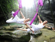 Ентусиасти упражняват аеро-йога в райско кътче на Централен Китай