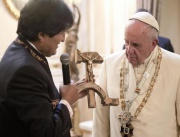 Сърп и чук с разпятие дари на папата Ево Моралес