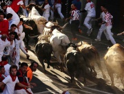 Бикове гонят смелчаци на фестивала Сан Фермин в Испания