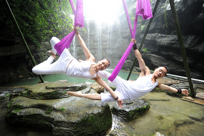 Ентусиасти упражняват аеро-йога в райско кътче на Централен Китай