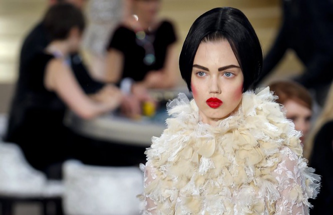 Моделът Линдзи Уиксън представя част от колекцията есен/зима 2015 на Chanel в седмицата на модата в Париж