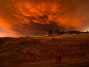 Гледка към унищожителния пожар в Северна Калифорния, който бушува от дни