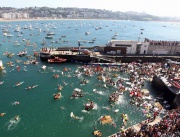 Стотици испанци отплават на самоделни салове за "Пиратската седмица" от Сан Себастиан към плажа Ла Конча