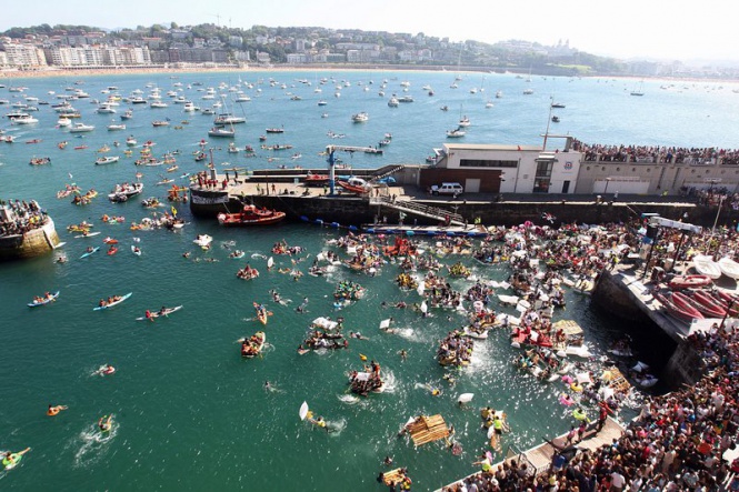Стотици испанци отплават на самоделни салове за "Пиратската седмица" от Сан Себастиан към плажа Ла Конча