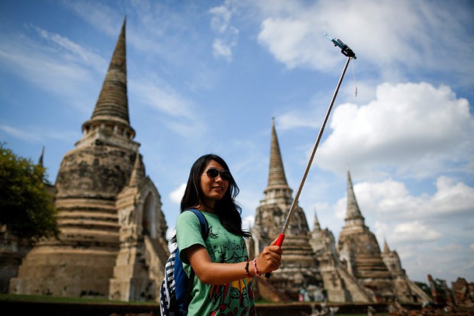 Туристка си прави селфи пред забележителностите в Аютая, Тайланд