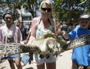 Туристи спасяват костенурки от незаконен трафик в Бали