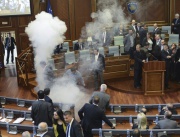 Опозиционен депутат пусна димка сълзотворен газ в парламента в Косово – протестира срещу споразуменията между Прищина и Белград, ръководени от ЕС