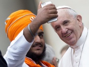 Папа Франциск позира за селфи на площад "Св.Петър"