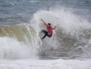 Португалски сърфист в акция на плажа Пениче