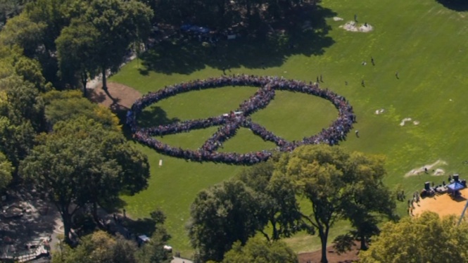 Хиляди изписаха с телата си знака за мир в Ню Йорк
