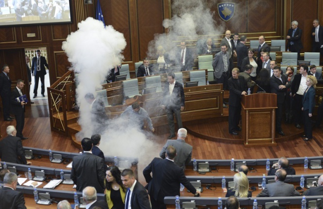 Опозиционен депутат пусна димка сълзотворен газ в парламента в Косово – протестира срещу споразуменията между Прищина и Белград, ръководени от ЕС