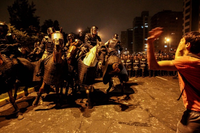 Конна полиция срещу протестиращи в столицата на Еквадор
